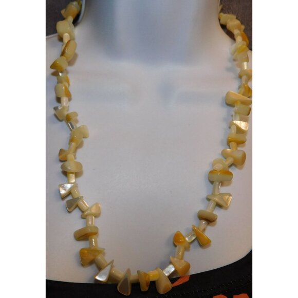 Vintage Mermaidcore Pearlescent Shell Bead Necklace - Picture 3 of 4
